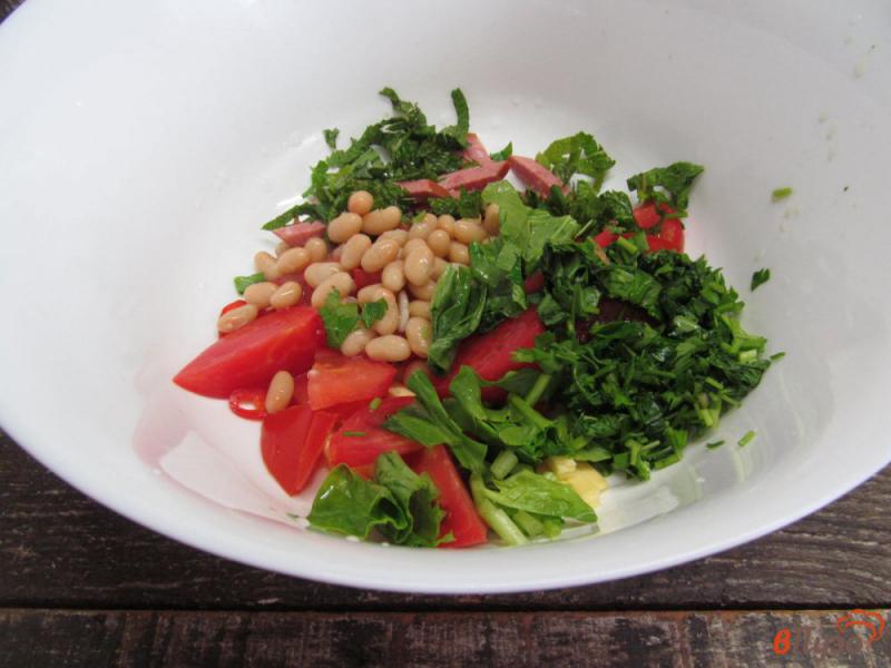 Фото приготовление рецепта: Салат из салями с фасолью и зеленью шаг №3