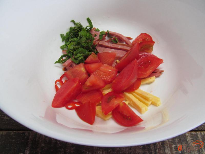 Фото приготовление рецепта: Салат из салями с фасолью и зеленью шаг №2