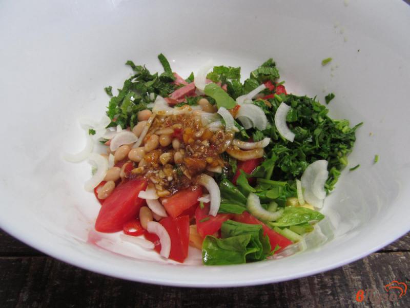 Фото приготовление рецепта: Салат из салями с фасолью и зеленью шаг №5
