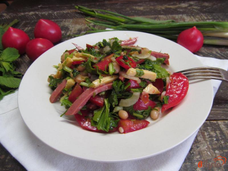 Фото приготовление рецепта: Салат из салями с фасолью и зеленью шаг №6