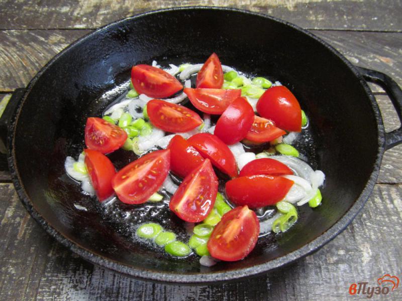 Фото приготовление рецепта: Фритатта с чечевицей помидором и шпинатом шаг №2