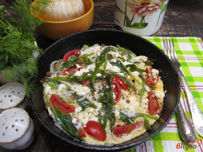 Фото приготовление рецепта: Фритатта с чечевицей помидором и шпинатом шаг №8