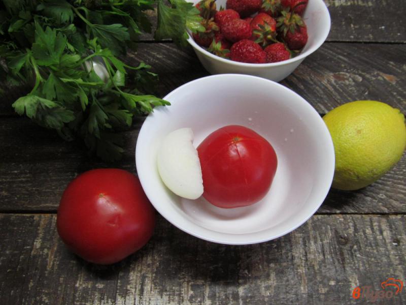 Фото приготовление рецепта: Сальса из клубники и помидора шаг №1