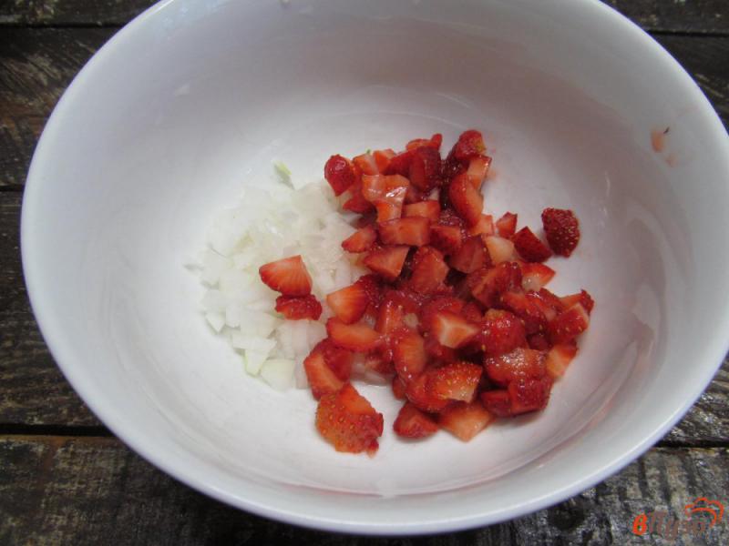 Фото приготовление рецепта: Сальса из клубники и помидора шаг №2