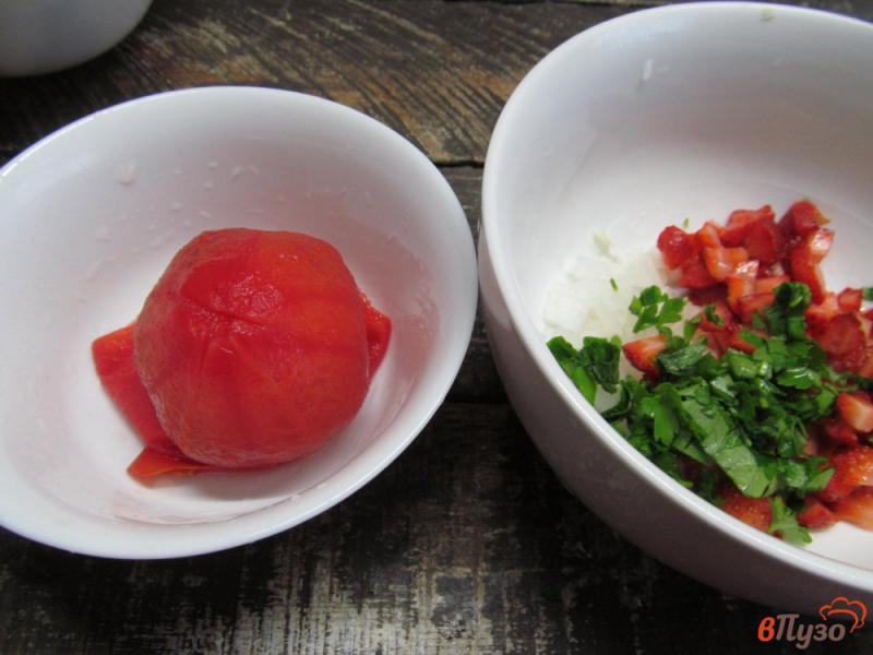 Фото приготовление рецепта: Сальса из клубники и помидора шаг №3