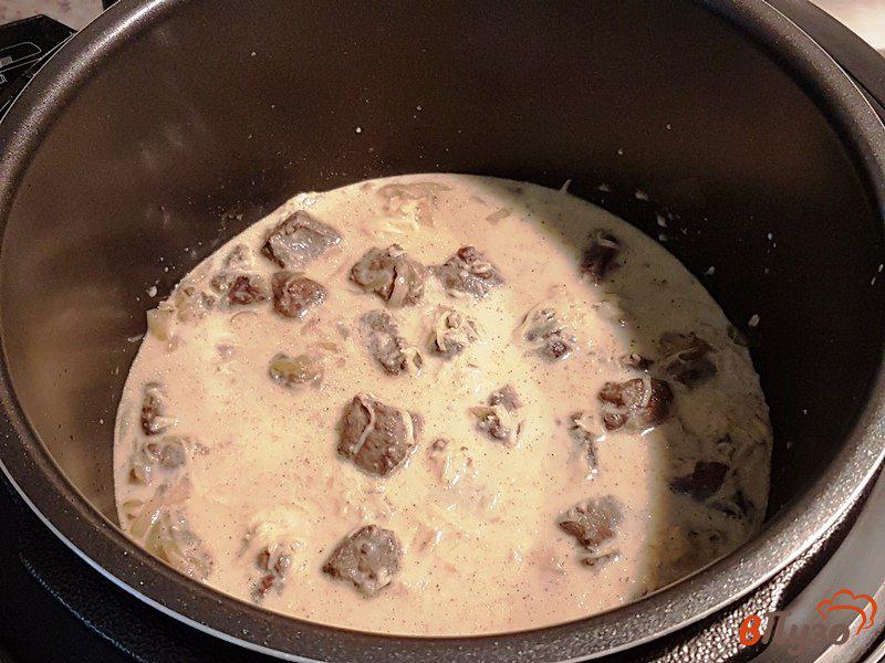 Фото приготовление рецепта: Печенка под соусом бешамель в мультиварке шаг №8