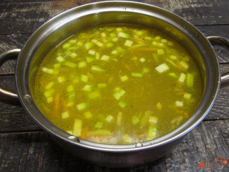 Фото приготовление рецепта: Куриный суп с кабачком и фрикадельками шаг №3