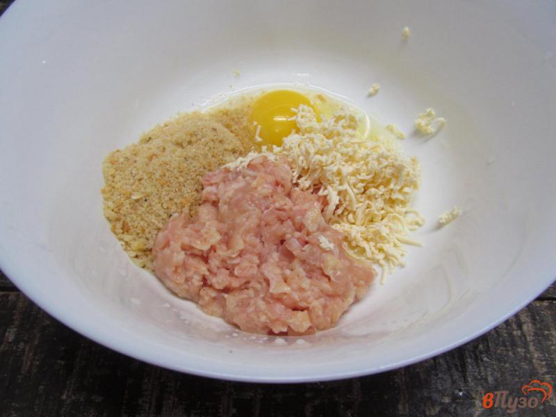 Фото приготовление рецепта: Куриный суп с кабачком и фрикадельками шаг №4