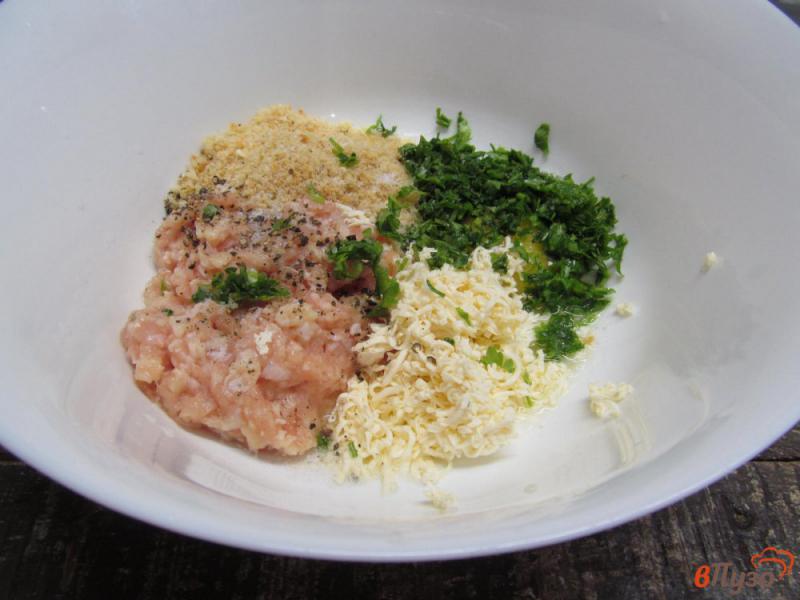 Фото приготовление рецепта: Куриный суп с кабачком и фрикадельками шаг №5