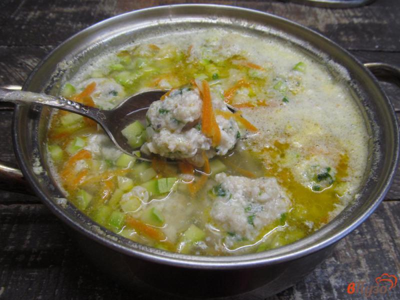 Фото приготовление рецепта: Куриный суп с кабачком и фрикадельками шаг №6