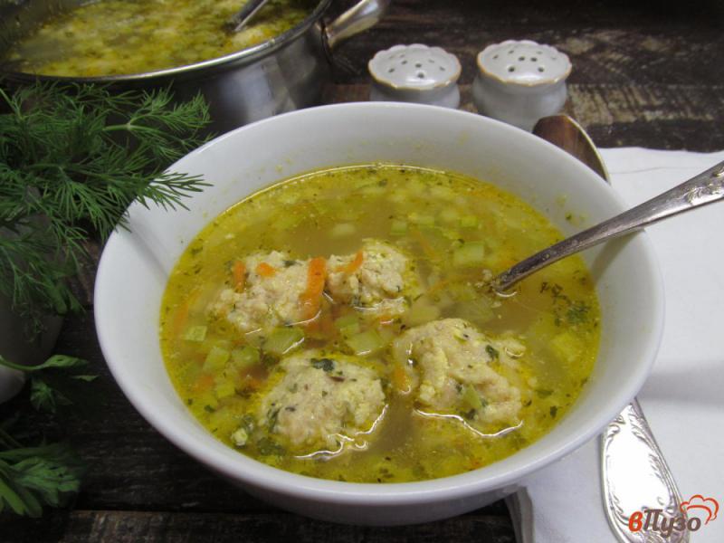 Фото приготовление рецепта: Куриный суп с кабачком и фрикадельками шаг №7