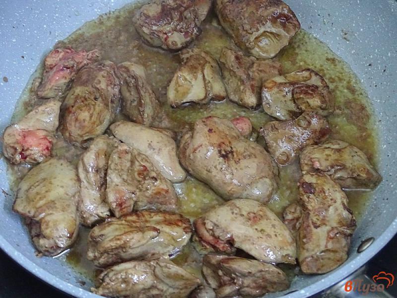 Фото приготовление рецепта: Паштет из куриной печени с варёными яйцами шаг №4