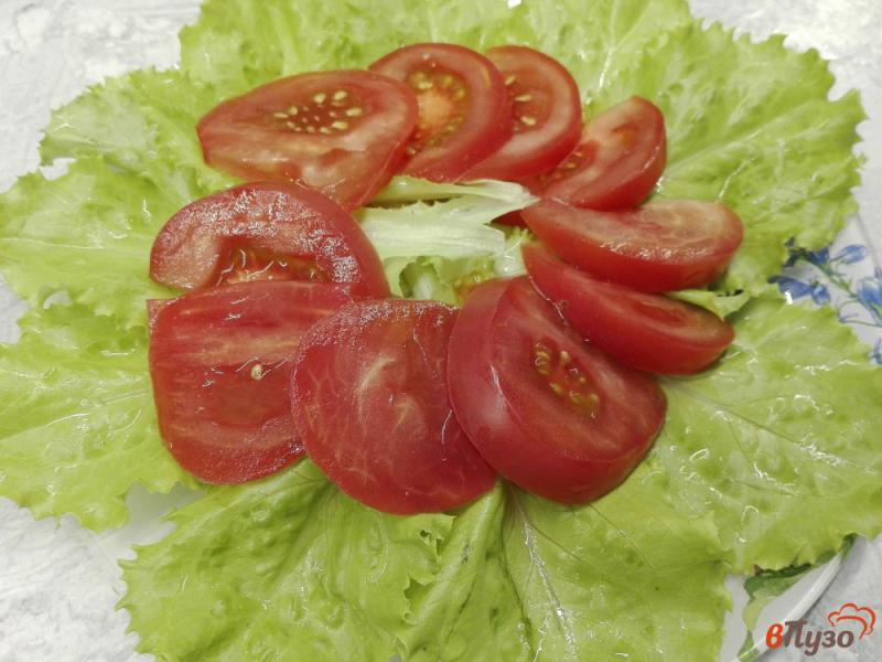 Фото приготовление рецепта: Свежий салат с творожным сыром и помидорами шаг №2