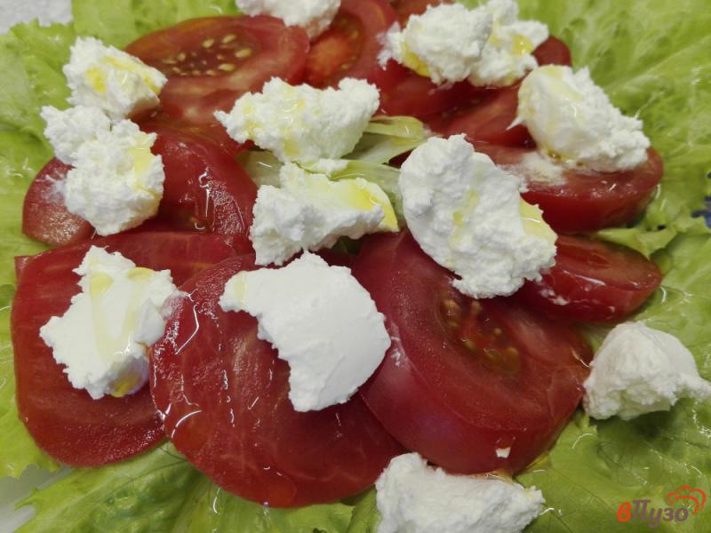 Фото приготовление рецепта: Свежий салат с творожным сыром и помидорами шаг №4