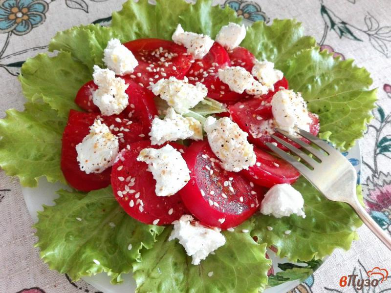Фото приготовление рецепта: Свежий салат с творожным сыром и помидорами шаг №5
