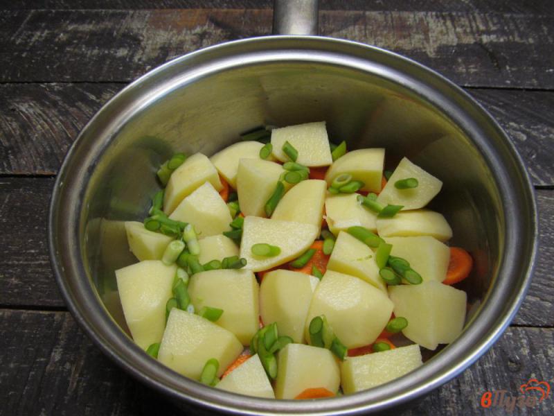 Фото приготовление рецепта: Тушеная капуста с картофелем шаг №4