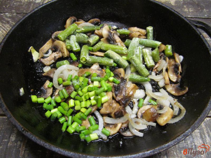 Фото приготовление рецепта: Салат из стручковой фасоли с шампиньоном и крабовыми палочками шаг №2