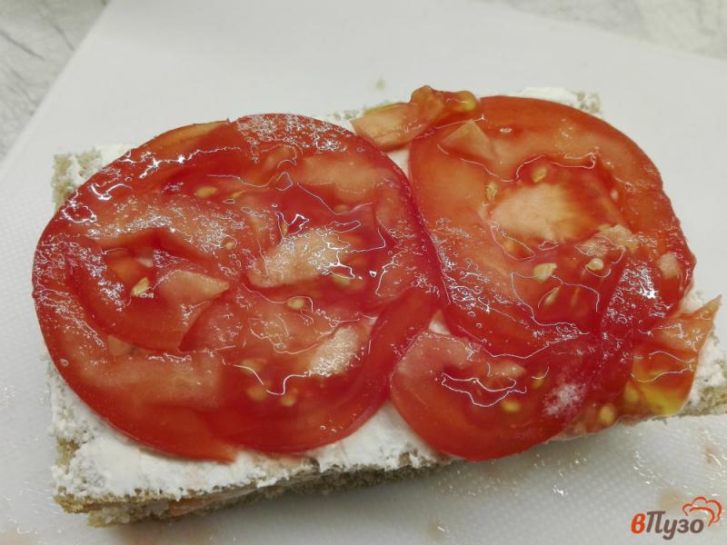 Фото приготовление рецепта: Сэндвичи с семгой и помидором шаг №7