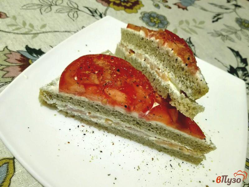 Фото приготовление рецепта: Сэндвичи с семгой и помидором шаг №8