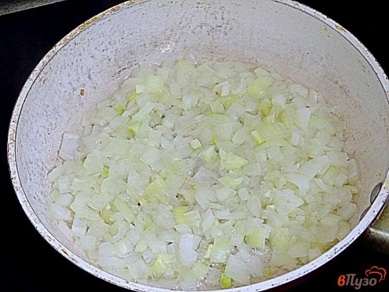 Фото приготовление рецепта: Каннеллони с фаршем, лисичками, помидорами под соусом бешамель шаг №3