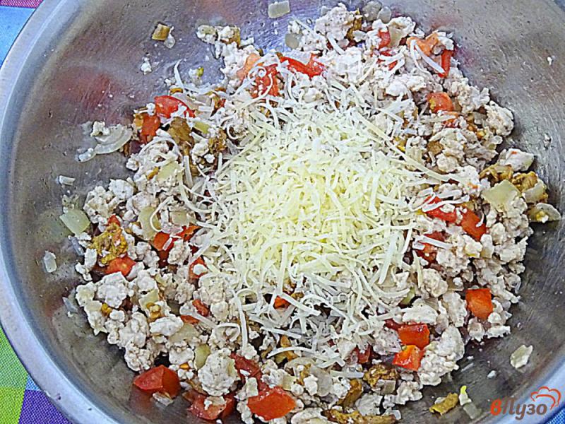 Фото приготовление рецепта: Каннеллони с фаршем, лисичками, помидорами под соусом бешамель шаг №7
