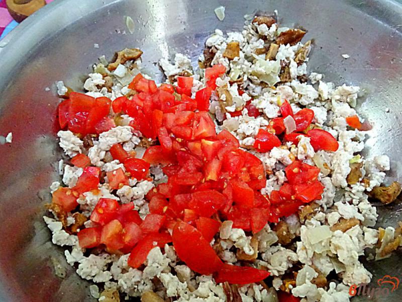 Фото приготовление рецепта: Каннеллони с фаршем, лисичками, помидорами под соусом бешамель шаг №6