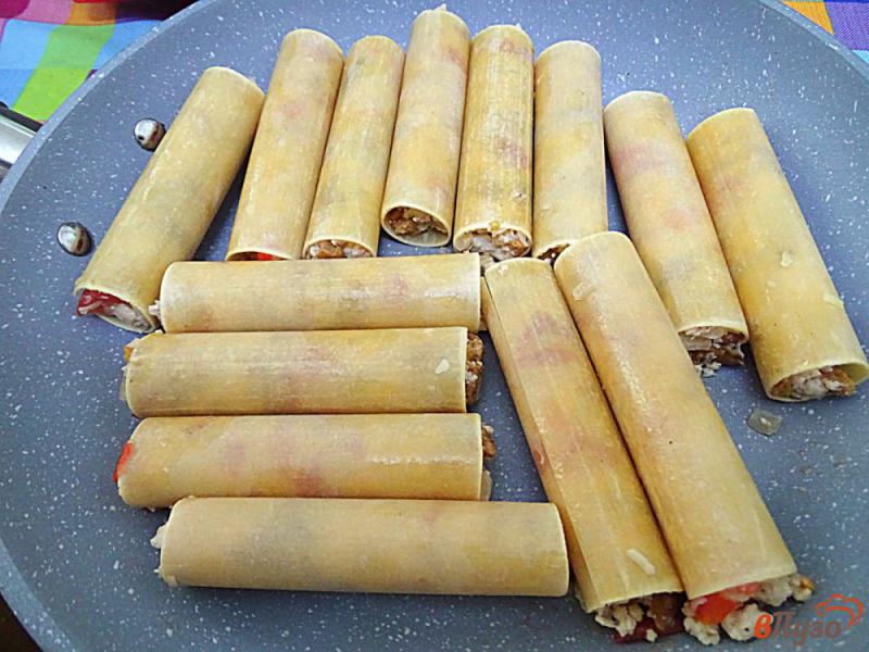 Фото приготовление рецепта: Каннеллони с фаршем, лисичками, помидорами под соусом бешамель шаг №9