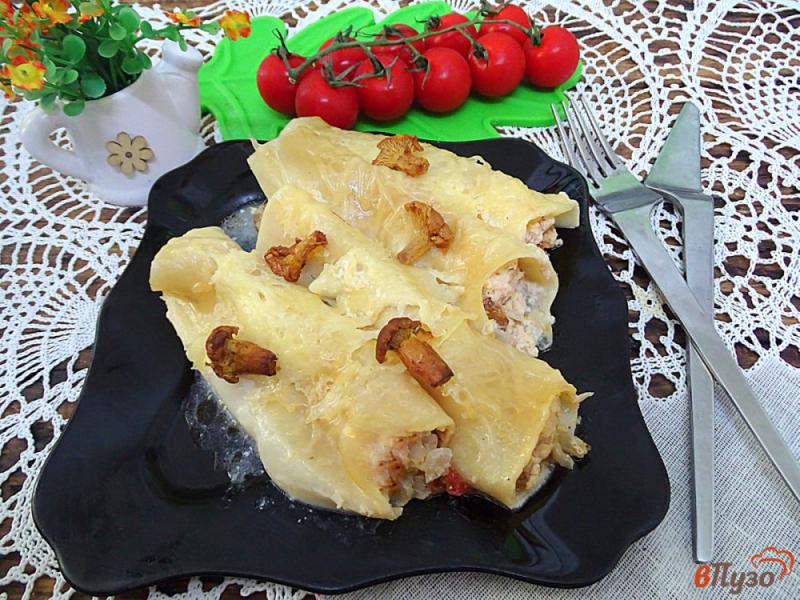 Фото приготовление рецепта: Каннеллони с фаршем, лисичками, помидорами под соусом бешамель шаг №13