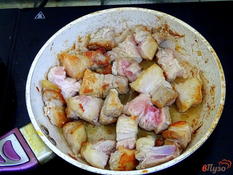 Фото приготовление рецепта: Свинина с лисичками в грибном соусе шаг №2