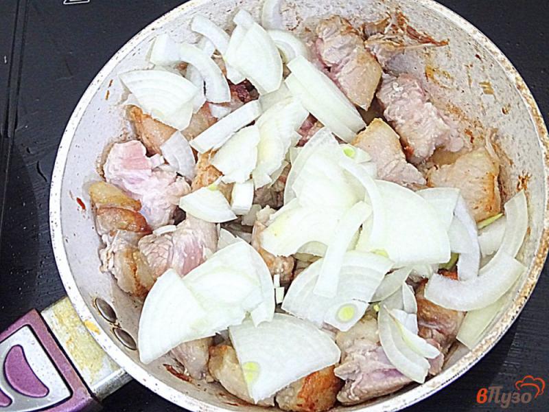 Фото приготовление рецепта: Свинина с лисичками в грибном соусе шаг №3
