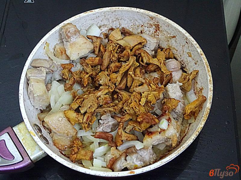 Фото приготовление рецепта: Свинина с лисичками в грибном соусе шаг №4