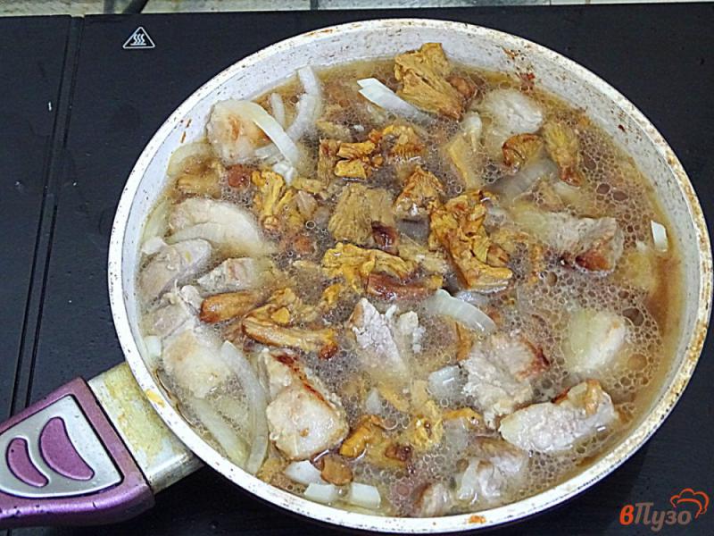 Фото приготовление рецепта: Свинина с лисичками в грибном соусе шаг №5