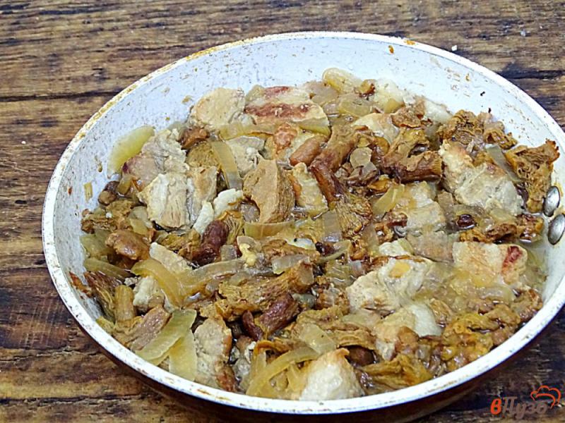 Фото приготовление рецепта: Свинина с лисичками в грибном соусе шаг №6