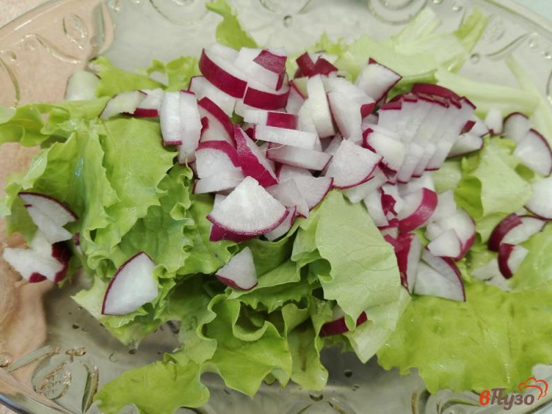 Фото приготовление рецепта: Салат с редисом и зеленым горошком шаг №2