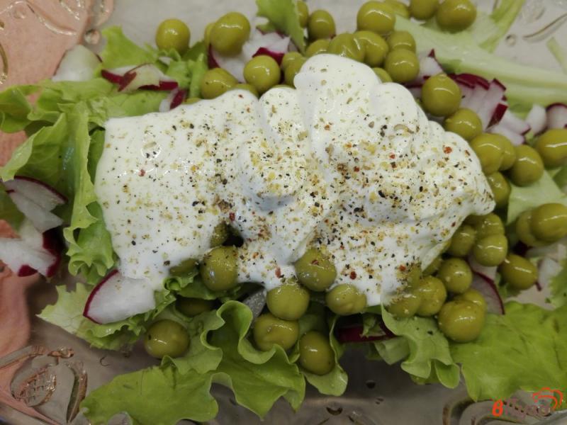 Фото приготовление рецепта: Салат с редисом и зеленым горошком шаг №4