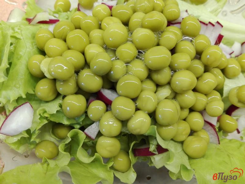 Фото приготовление рецепта: Салат с редисом и зеленым горошком шаг №3