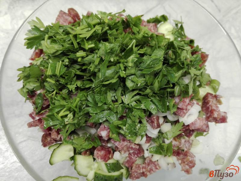 Фото приготовление рецепта: Салат весенний с колбасой шаг №4