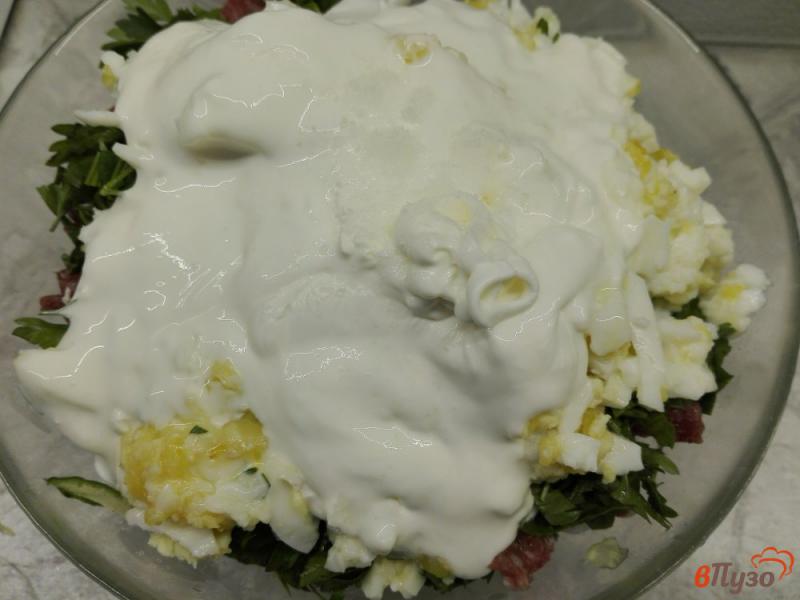 Фото приготовление рецепта: Салат весенний с колбасой шаг №6