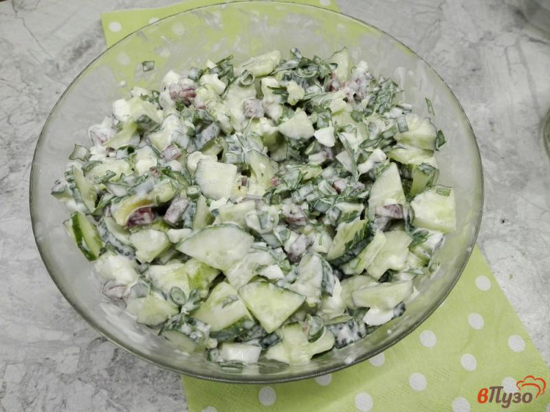 Фото приготовление рецепта: Салат весенний с колбасой шаг №7