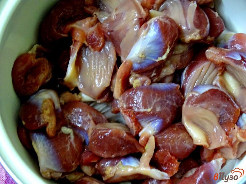Фото приготовление рецепта: Куриные желудки с фасолью в остром соусе шаг №2