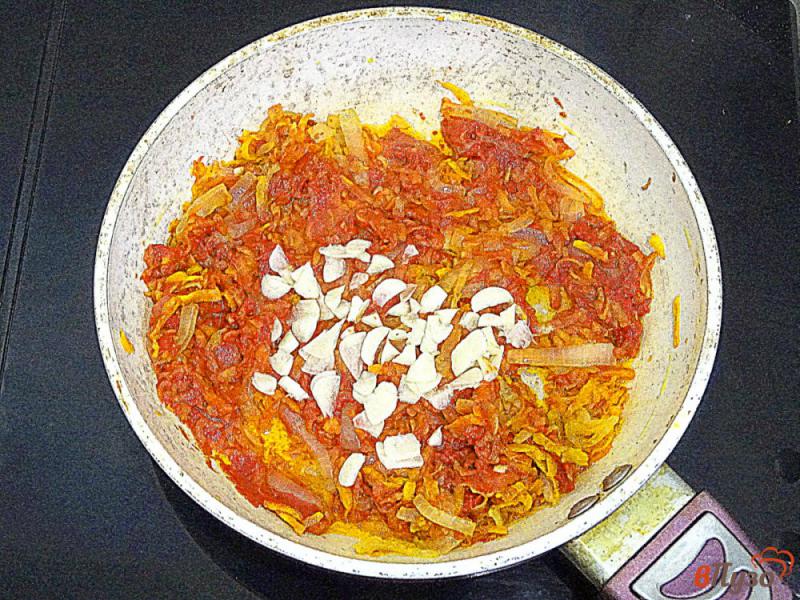 Фото приготовление рецепта: Куриные желудки с фасолью в остром соусе шаг №6