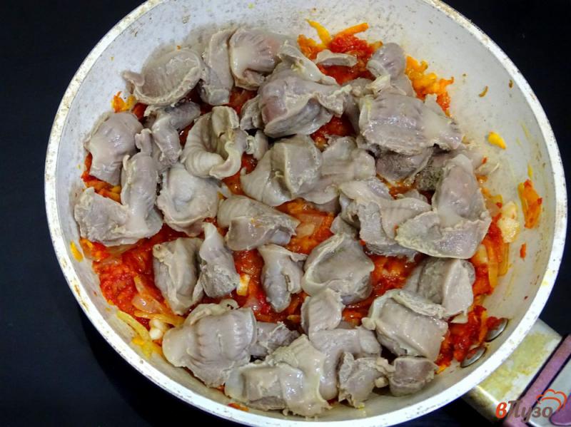 Фото приготовление рецепта: Куриные желудки с фасолью в остром соусе шаг №7