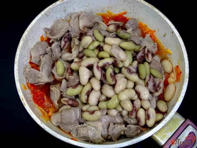 Фото приготовление рецепта: Куриные желудки с фасолью в остром соусе шаг №8