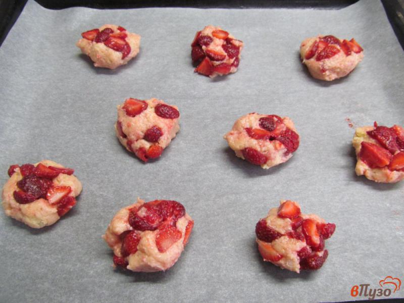 Фото приготовление рецепта: Печенье с клубникой шаг №6