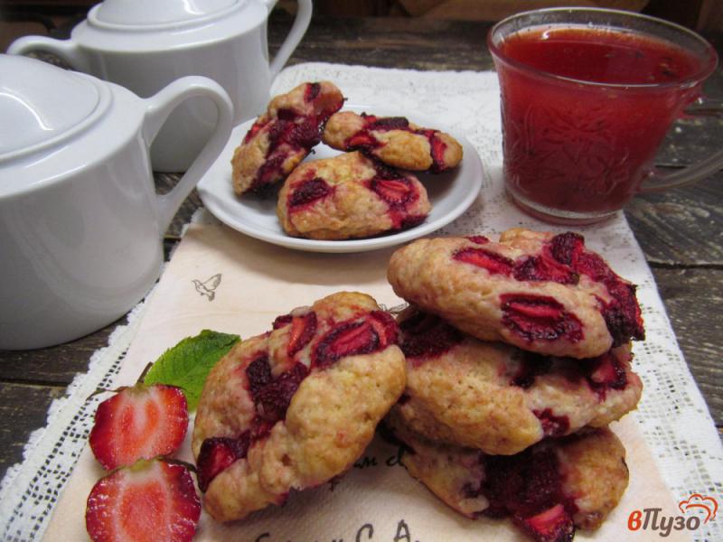 Фото приготовление рецепта: Печенье с клубникой шаг №8