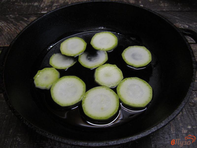 Фото приготовление рецепта: Салат с чечевицей грибами и кабачком шаг №2