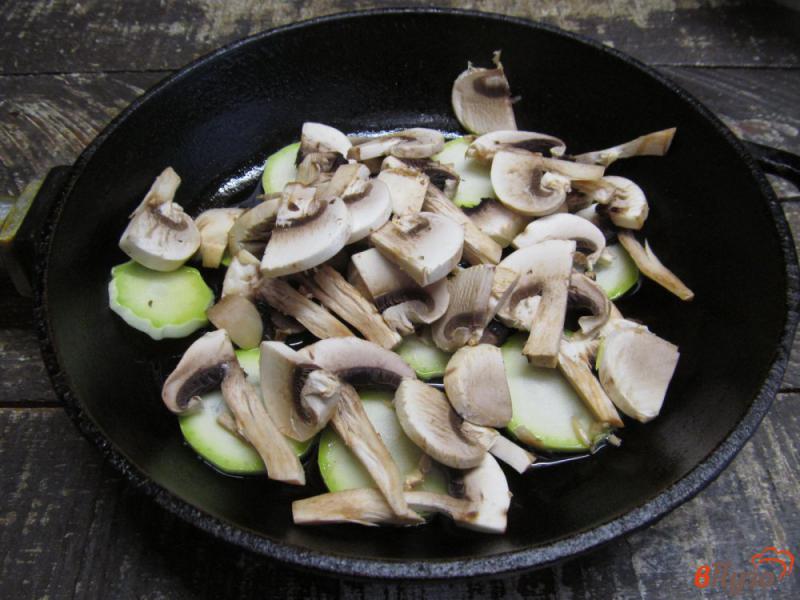 Фото приготовление рецепта: Салат с чечевицей грибами и кабачком шаг №3