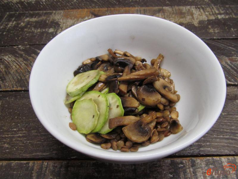 Фото приготовление рецепта: Салат с чечевицей грибами и кабачком шаг №4