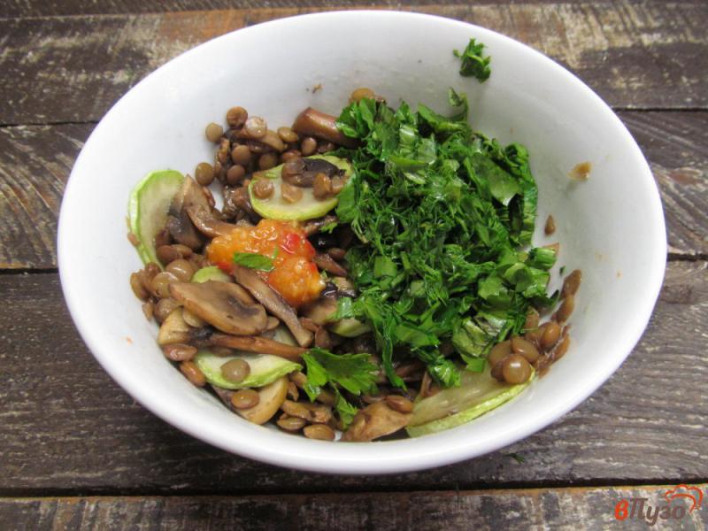 Фото приготовление рецепта: Салат с чечевицей грибами и кабачком шаг №5