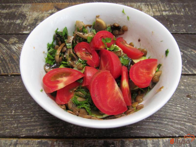 Фото приготовление рецепта: Салат с чечевицей грибами и кабачком шаг №6